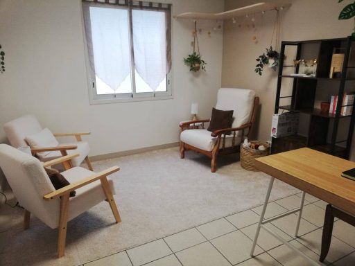 trois chaises face à face, une étagère et des plantes dans un décor apaisant