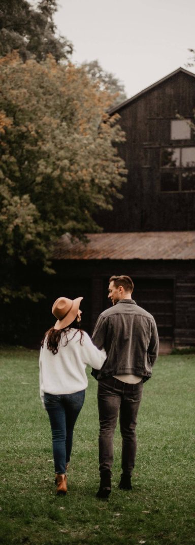 un couple marche bras dessus bras dessous dans la même direction