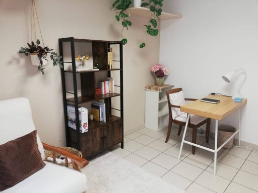 bureau en bambou, étagère et plusieurs plantes