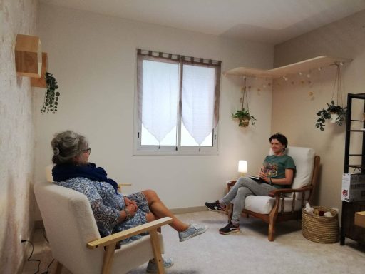 deux femmes discutent assises face à face