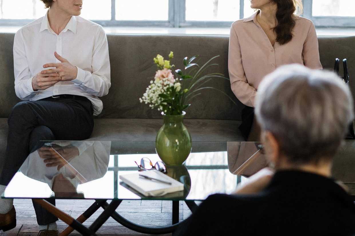 image d'une séance psy, le praticien écrit pendant que le patient parle
