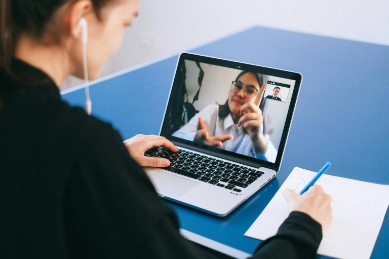 discussion par skype entre deux personnes
