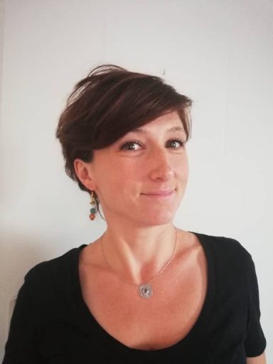 jeune femme qui sourit